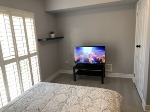 1 bedroom, desk, free WiFi, bed sheets - One bedroom ensuite toilet on main level & kitchen, living, bathroom lower level (Mississauga)