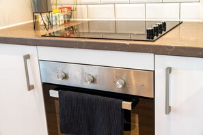 冷蔵庫、電子レンジ、オーブン、コンロ