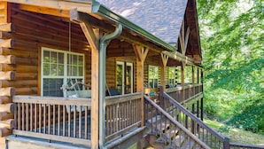 A log cabin with a porch, a covered deck, and a staircase leading to the main building. - Spacious Retreat on Dale Hollow! Walking distance to Safe Harbor Wisdom Dock. (Albany)