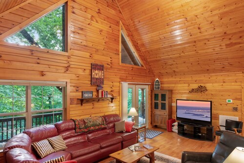 Spacious Retreat on Dale Hollow! Walking distance to Safe Harbor Wisdom Dock.