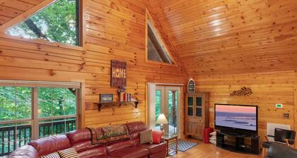 Spacious Retreat on Dale Hollow! Walking distance to Safe Harbor Wisdom Dock.
