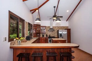 Réfrigérateur, four, plaque de cuisson, cafetière/bouilloire