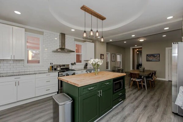 Fridge, microwave, oven, stovetop - Kozy Korners: Homey, Walkable, 1 mile to DT Cincy! (Covington)