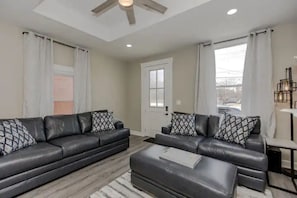 Smart TV, Netflix, DVD player, streaming services - Kozy Korners: Homey, Walkable, 1 mile to DT Cincy! (Covington)