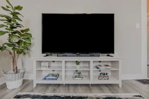 Interior - Kozy Korners: Homey, Walkable, 1 mile to DT Cincy! (Covington)