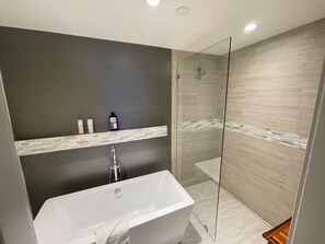 Dusche, Whirlpool, Haartrockner, Handtücher