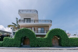 A modern two-story building with a flat roof and a balcony on the upper floor. - Starfish Hotel (Puerto Villamil)
