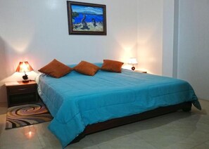 デラックス ダブルルーム キングベッド 1 台 ガーデンビュー | 羽毛の掛け布団、デスク、WiFi (無料)