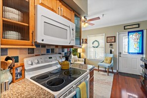 Frigorífico, microondas, horno y placa de cocina