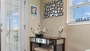 Une chambre avec une coiffeuse, un miroir et un mur orné d’une inscription « RELAX ».