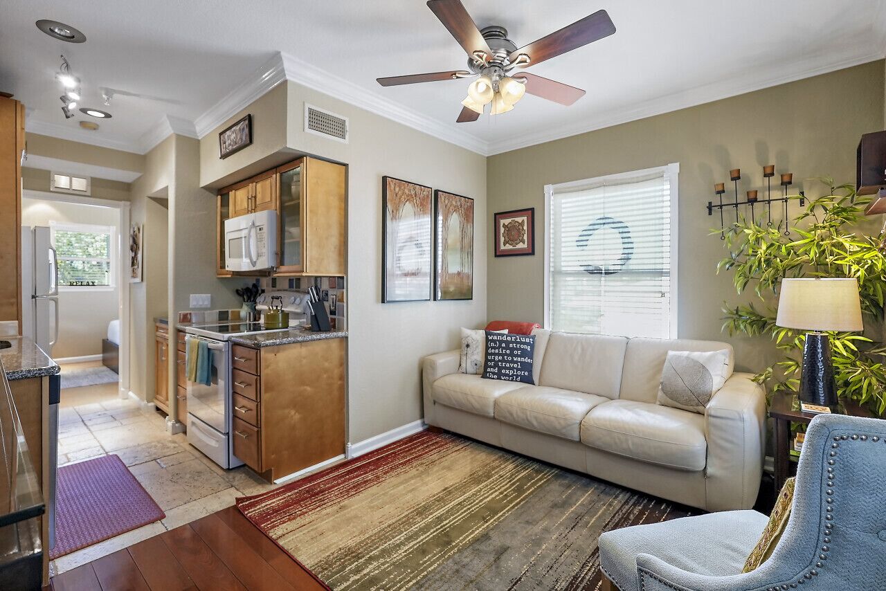 TV connectée, cheminée, livres