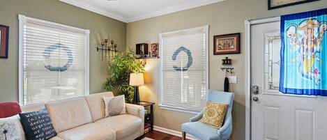 Smart TV, chimenea, libros