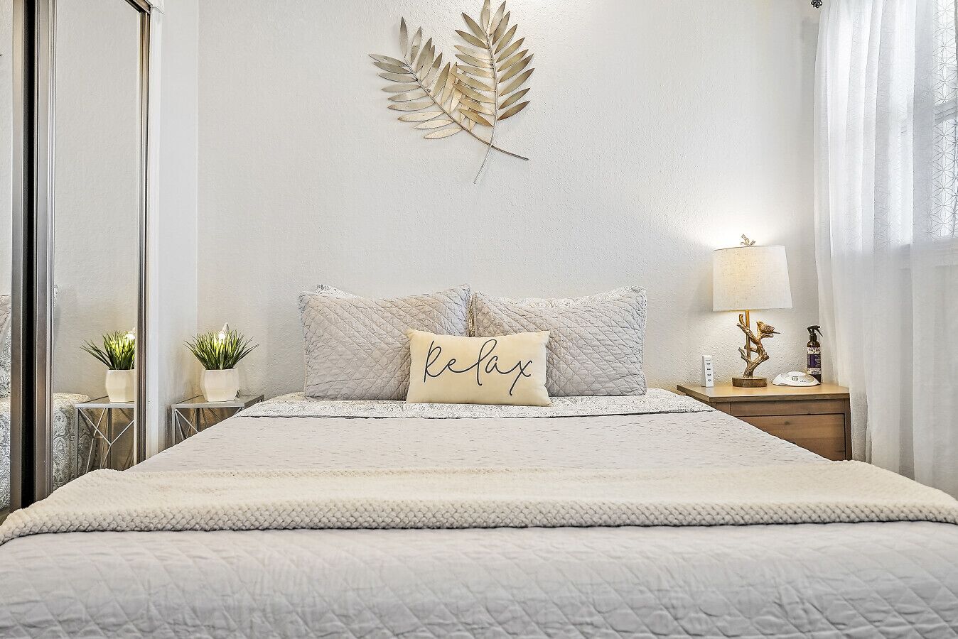 Tabla de planchar con plancha, wifi y ropa de cama 