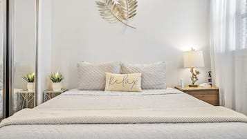 1 dormitorio, tabla de planchar con plancha, wifi y ropa de cama