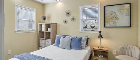 1 slaapkamer, een bureau, een strijkplank/strijkijzer, wifi