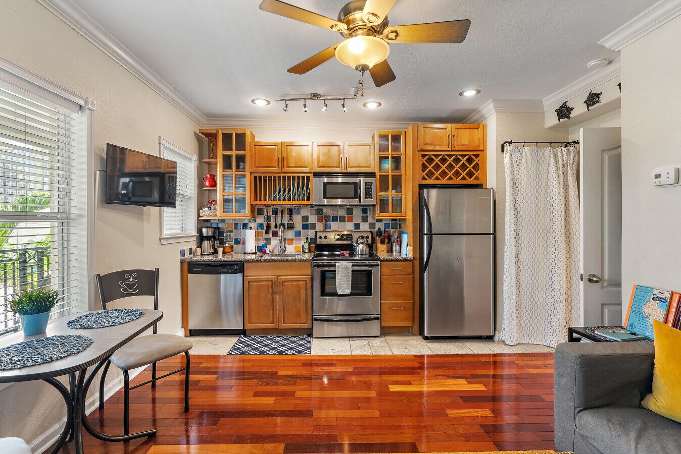 Frigorífico, microondas, horno y placa de cocina