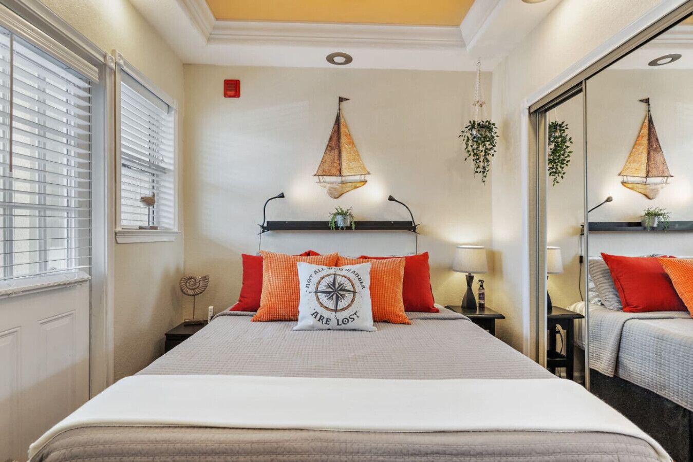 1 dormitorio, tabla de planchar con plancha, wifi y ropa de cama