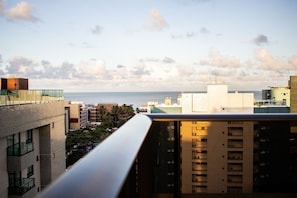 Un immeuble de grande hauteur doté de nombreux balcons donnant sur un paysage urbain situé sur la côte.