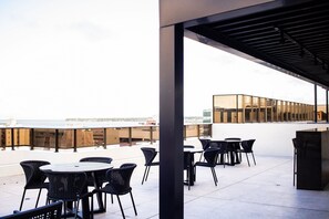 Une terrasse sur le toit, avec des sièges en plein air et une vue sur le panorama urbain.