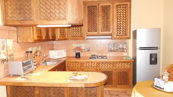 Apartamento, 1 quarto, sacada | Cozinha privada | Geladeira, micro-ondas, cooktop, lava-louças