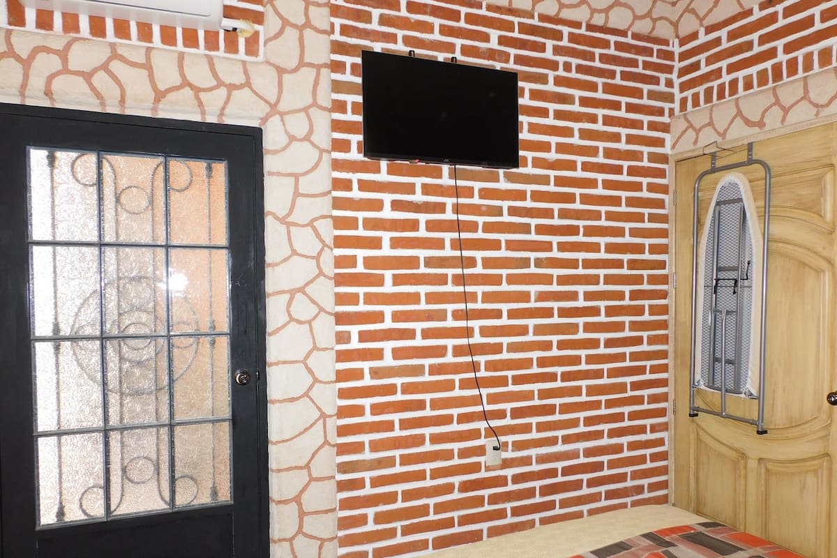 Apartamento luxo, 1 quarto, sacada, vista para a cidade | 1 quarto, edredons de pluma, individualmente decorados