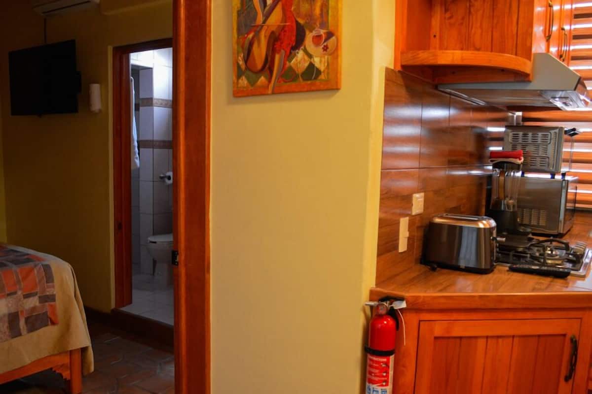 Geladeira, micro-ondas, cooktop, lava-louças