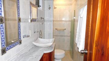 Căn hộ, 1 phòng ngủ | Phòng tắm | Buồng tắm vòi sen, vòi sen phun mưa, máy sấy tóc, khăn tắm