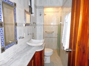 Appartement, 1 slaapkamer | Badkamer | Een douche, een regendouche, een haardroger, handdoeken
