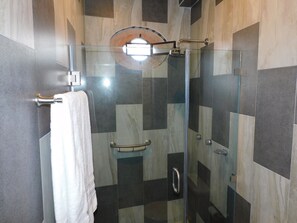 Departamento, 1 habitación, balcón, vista a la ciudad | Baño | Regadera, regadera tipo lluvia, secadora de cabello, toallas 