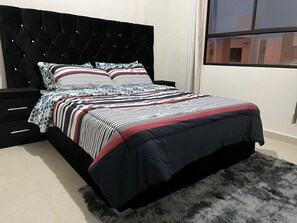 3 slaapkamers, een strijkplank/strijkijzer, gratis wifi, beddengoed