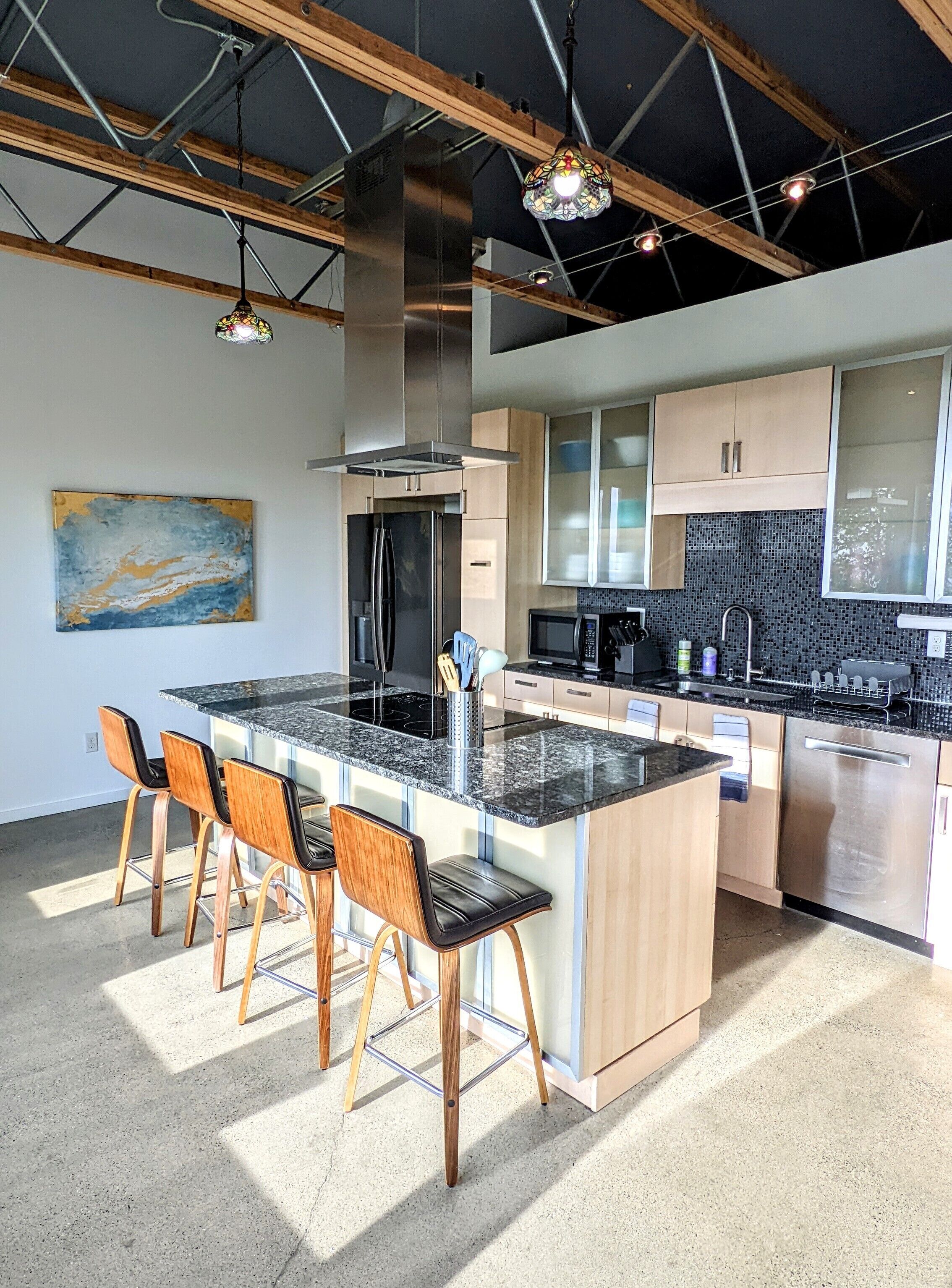 Kjøleskap, mikrobølgeovn, ovn og kokeplater