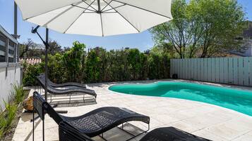 Una piscina al aire libre de temporada