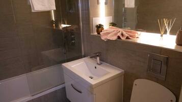 Combined shower/bathtub