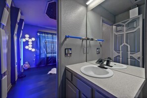 Ducha y bañera combinadas, secador de pelo, toallas y papel higiénico