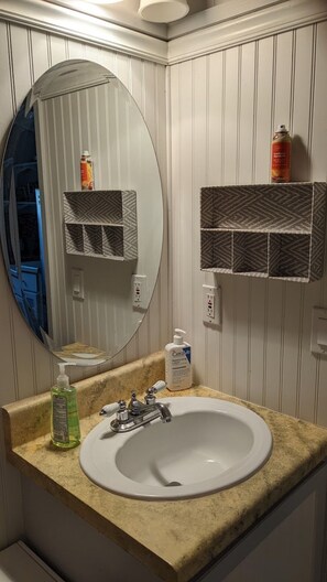 花灑/浴缸組合、提供毛巾、廁紙