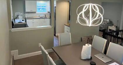 fully Modern 3 bedroom 65"smart tvs cable bluetooth speakers etc