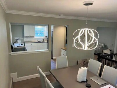 fully Modern 3 bedroom 65"smart tvs cable bluetooth speakers etc