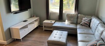 fully Modern 3 bedroom 65"smart tvs cable bluetooth speakers etc