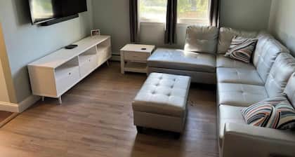 fully Modern 3 bedroom 65"smart tvs cable bluetooth speakers etc