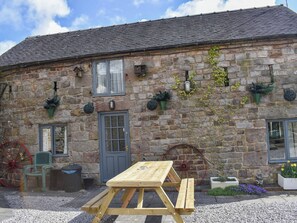 Outdoor dining - A peaceful, Peak District escape with a friendly atmosphere. (Leek)