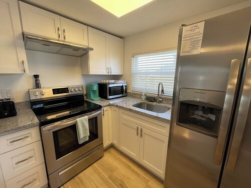 The Overlook- Cozy 2 Bedroom Apt in Great Location