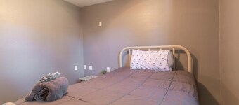 Cabin on Sixth - Warm and Modern