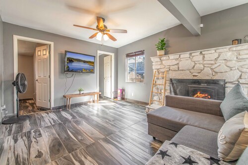 Cabin on Sixth - Warm and Modern