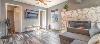 Cabin on Sixth - Warm and Modern