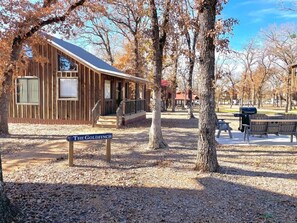 Terrace/patio - The Goldfinch Cabin (15 MIN to Magnolia & Baylor) (Elm Mott)
