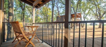 The Goldfinch Cabin (15 MIN to Magnolia & Baylor)