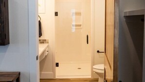 A bathroom with a shower, toilet, and sink. - Painted Bunting Cabin (15 MIN to Magnolia/Baylor) (Elm Mott)