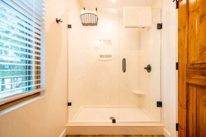 Hair dryer, towels - The Nuthatch Cabin (15 MIN to Magnolia & Baylor) (Elm Mott)