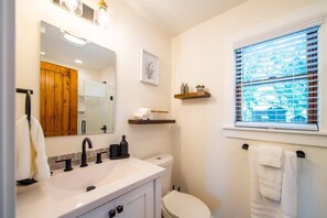 Hair dryer, towels - The Starling Treehouse 15 MIN to Magnolia & Baylor (Elm Mott)