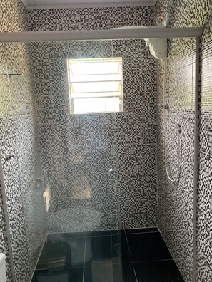 Shower, bidet, towels, toilet paper